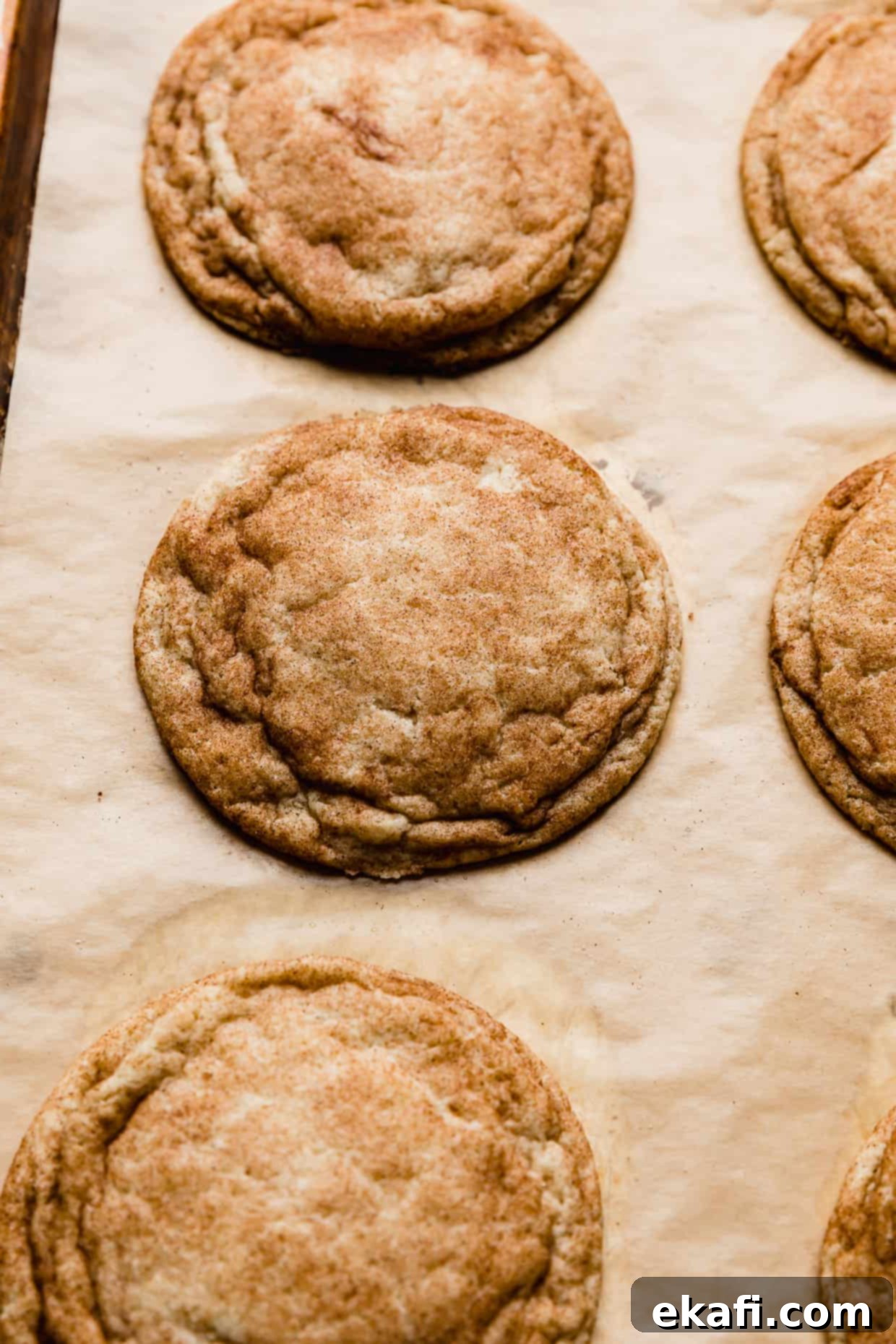 Συνταγή Κραμπλ Σνίκερντουντλ 8 Ένα μεγάλο Crumbl λεπτό Snickerdoodle cookie σε ένα ταψί.