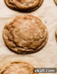 Συνταγή Κραμπλ Σνίκερντουντλ 10 Ένα μεγάλο snickerdoodle cookie σε μπεζ αντικολλητικό χαρτί.