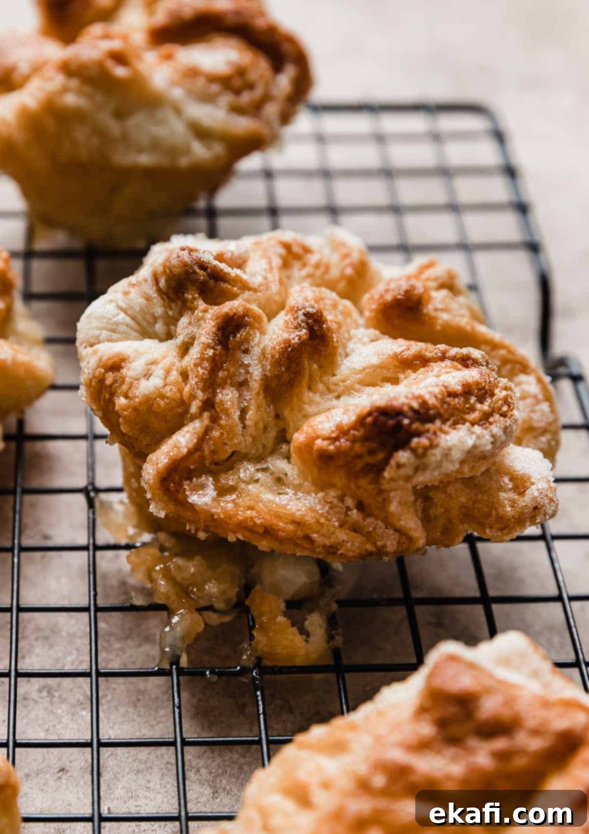 Κουίν-Αμάν 2 Ένα σπιτικό γλυκό Kouign-Amann σε μαύρη σχάρα ψύξης.
