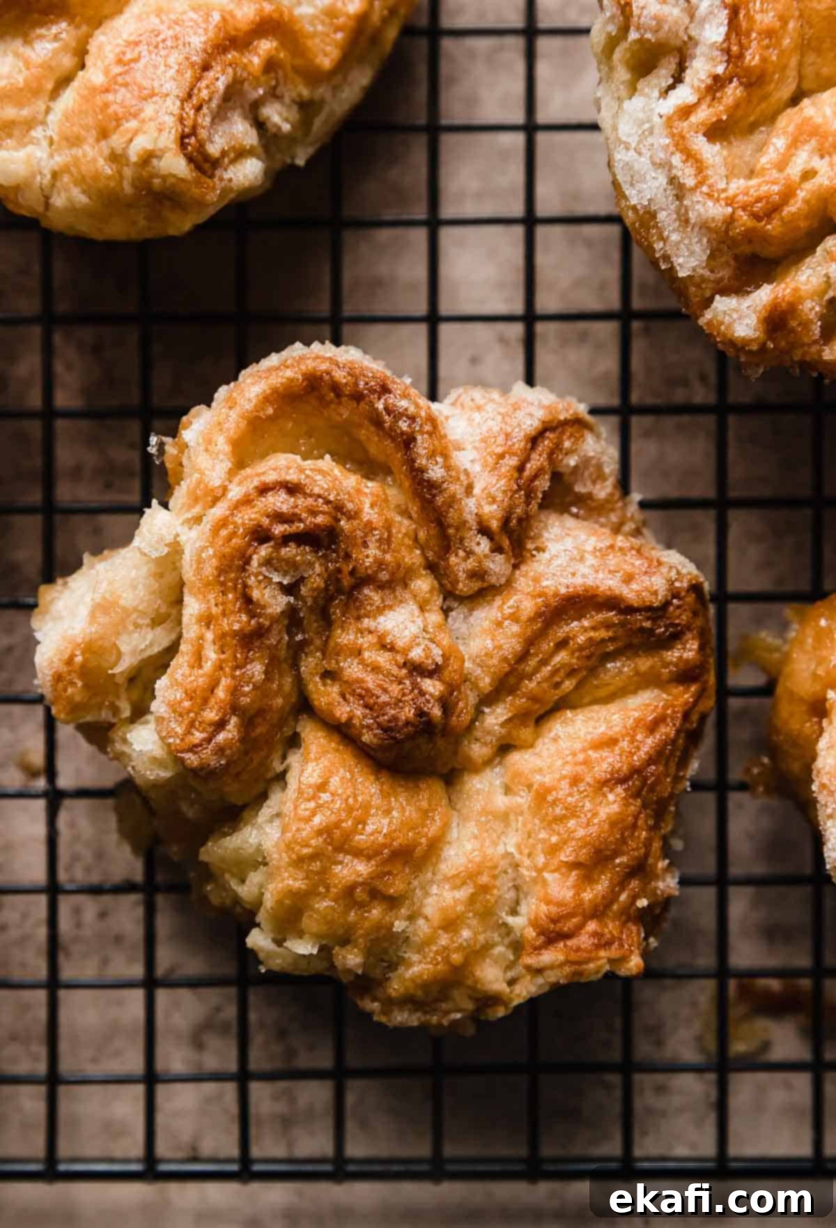 Κουίν-Αμάν 10 Φωτογραφία από πάνω Kouign-Amann σε μαύρη σχάρα ψύξης.