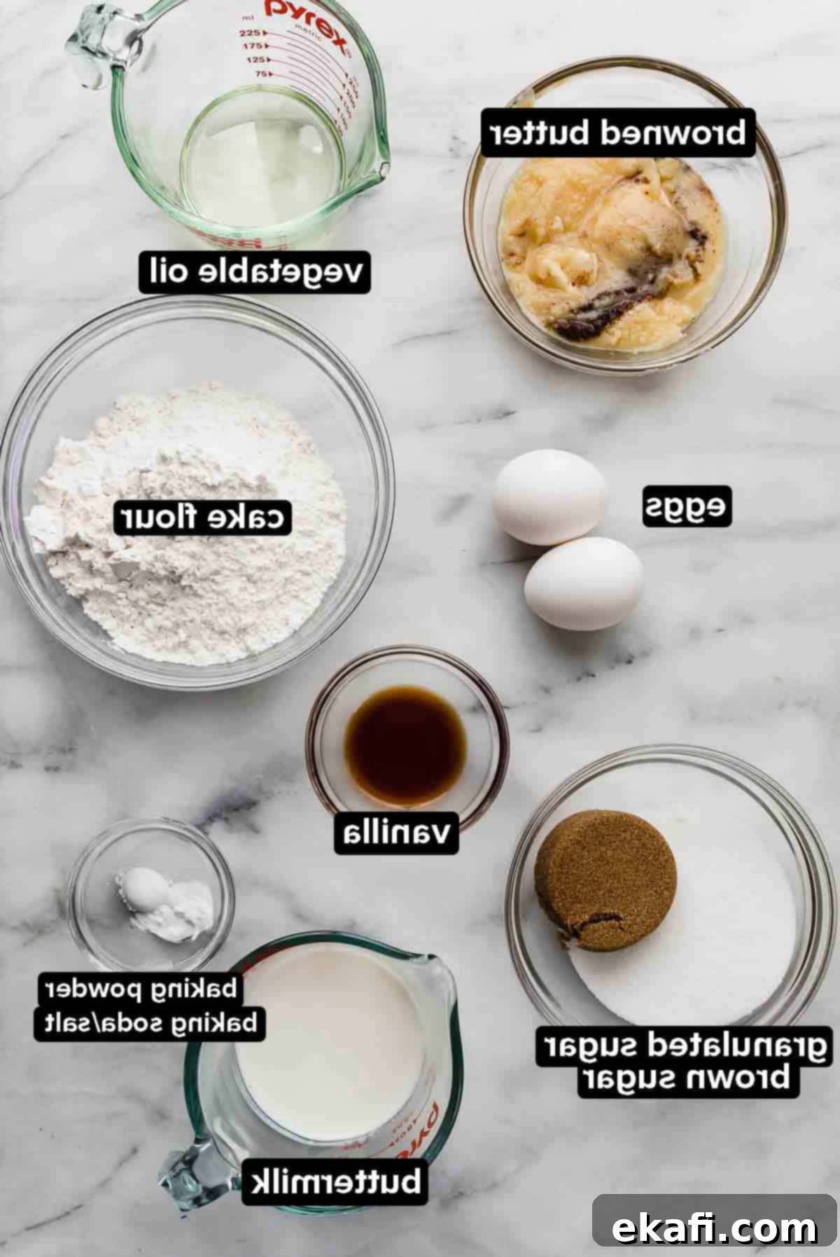 Καπκέικ Καραμέλας Βουτύρου 3 Συστατικά για Cupcake Butterscotch σε γυάλινα μπολ σε λευκό και γκρι μαρμάρινο φόντο.