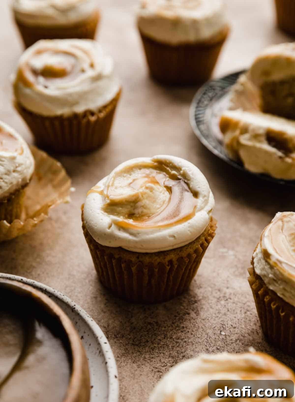 Καπκέικ Καραμέλας Βουτύρου 8 Σπιτικό γλάσο butterscotch σε cupcake butterscotch σε καφέ φόντο.
