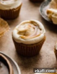 Καπκέικ Καραμέλας Βουτύρου 9 Ένα Cupcake Butterscotch σε ανοιχτό καφέ φόντο.