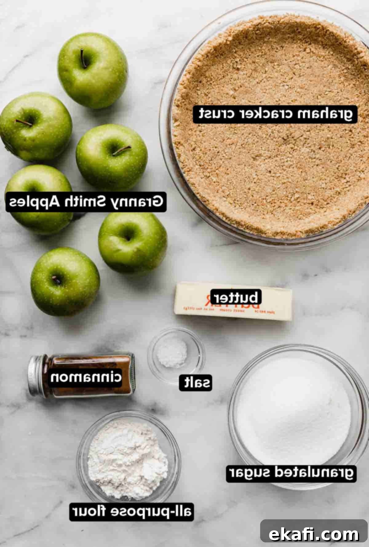 Μηλόπιτα με βάση από μπισκότο Γκράχαμ 4 Υλικά για μηλόπιτα με βάση μπισκότου Graham, όπως βάση μπισκότου Graham, μήλα Granny Smith, βούτυρο, ζάχαρη, αλεύρι, κανέλα, αλάτι.