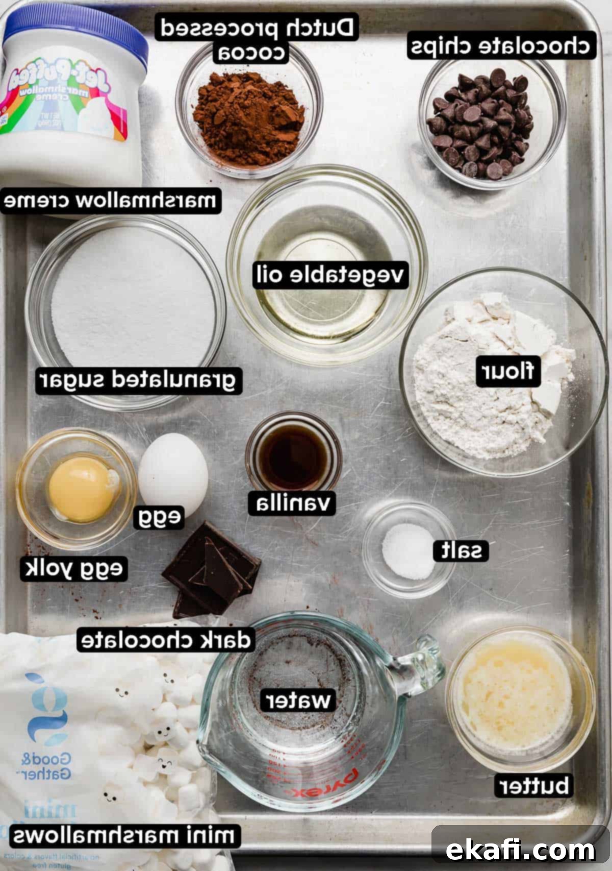 Μαρσμέλοου Μπράουνις 3 Συστατικά για Marshmallow Brownies σε ταψί, κάθε μερίδα σε γυάλινα μπολ.