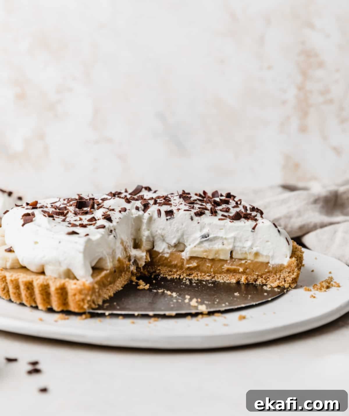 Συνταγή για Μπάνοφι Πάι 8 Μια Banoffee Pie σε ένα λευκό πιάτο, έτοιμη να σερβιριστεί.