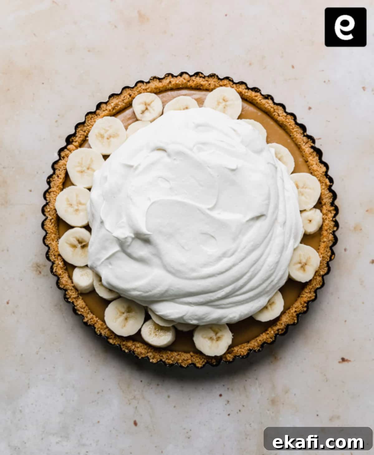 Μια Banoffee Pie με σαντιγί στην κορυφή.