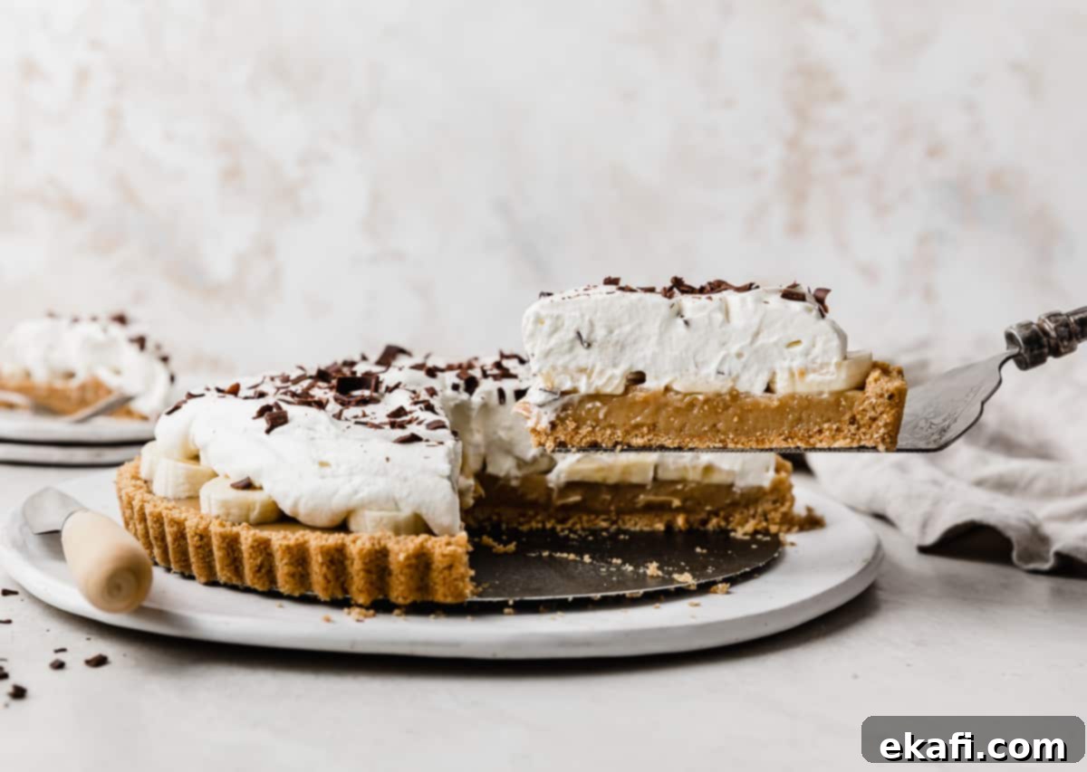 Μια φέτα Banoffee Pie σε μια μεταλλική σπάτουλα.