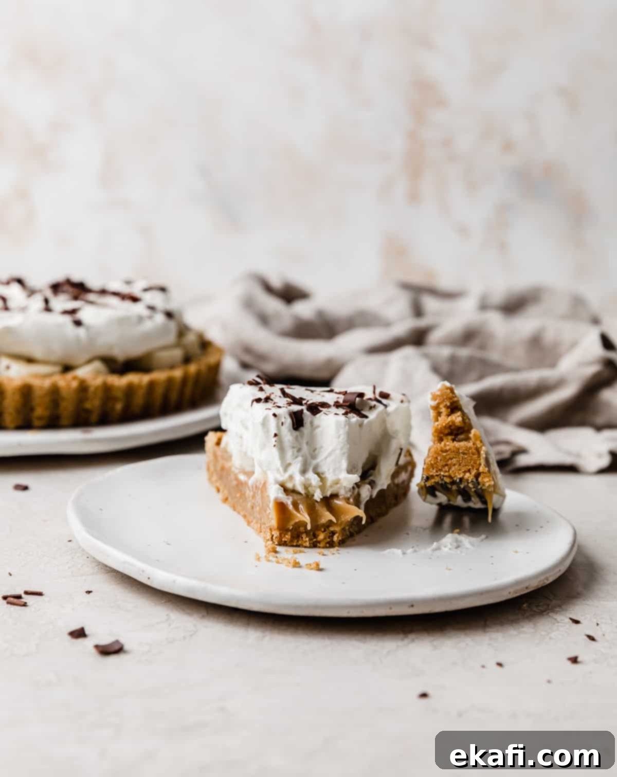 Μια φέτα Banoffee Pie σε ένα λευκό πιάτο.