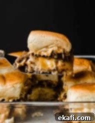 Μίνι Σάντουιτς Πρωινού 9 Breakfast Slider σε μεταλλική σπάτουλα μπροστά σε μαύρο φόντο.
