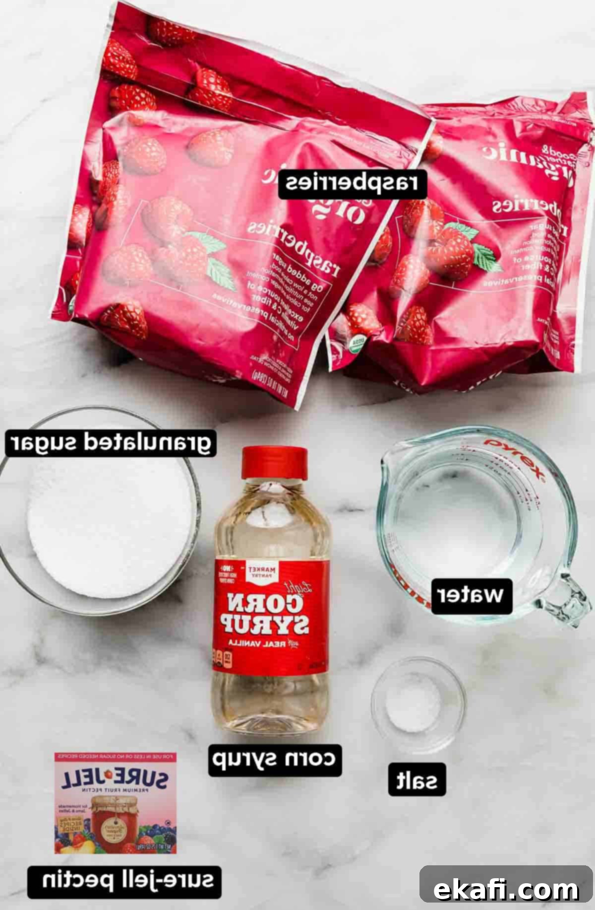 Φραμπουάζ Σορμπέ 3 Συστατικά Σορμπέ Φραουάζ σε λευκό φόντο: πηκτίνη, σιρόπι καλαμποκιού, ζάχαρη, αλάτι, νερό και κατεψυγμένα φραουάζ.