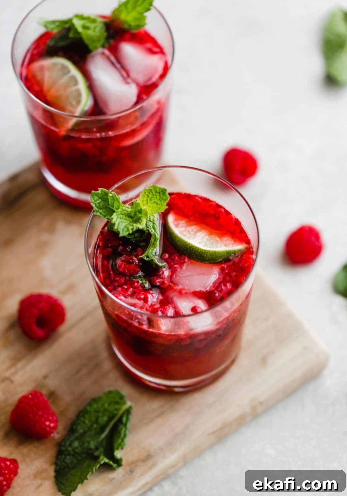 Φραμπουάζ Μοχίτο Μόκτεϊλ 2 Ένα ποτήρι Raspberry Mojito Mocktail με φρέσκια μέντα και μια σφήνα λάιμ μέσα στο ποτό.
