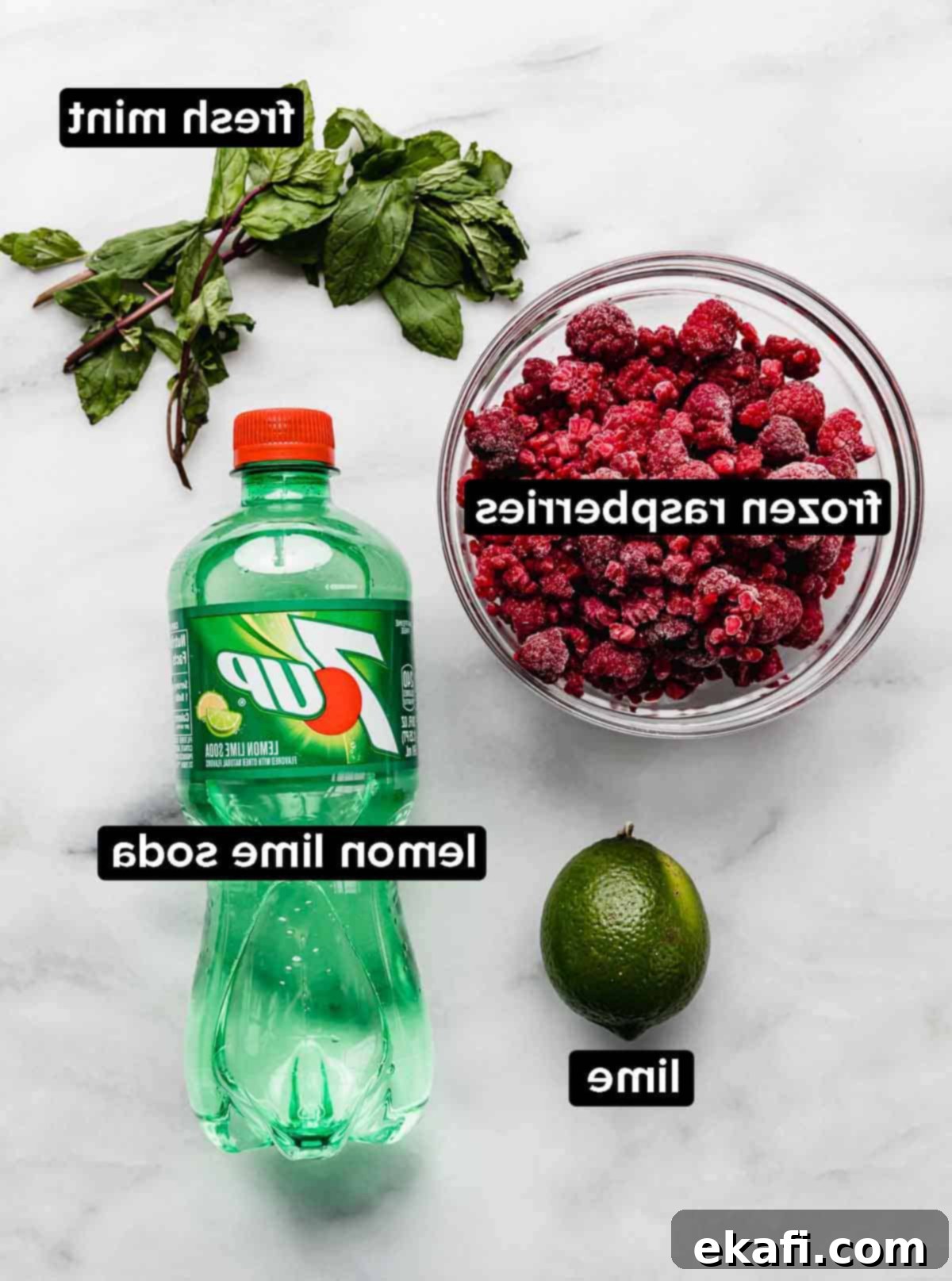 Φραμπουάζ Μοχίτο Μόκτεϊλ 3 Συστατικά για Raspberry Mojito Mocktail σε λευκό φόντο: σμέουρα, μέντα, λάιμ και αναψυκτικό λεμόνι-λάιμ.