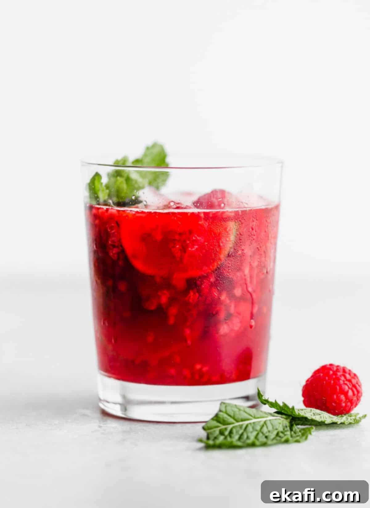 Φραμπουάζ Μοχίτο Μόκτεϊλ 6 Ένα ποτήρι mocktail με σμέουρα σε λευκό φόντο.