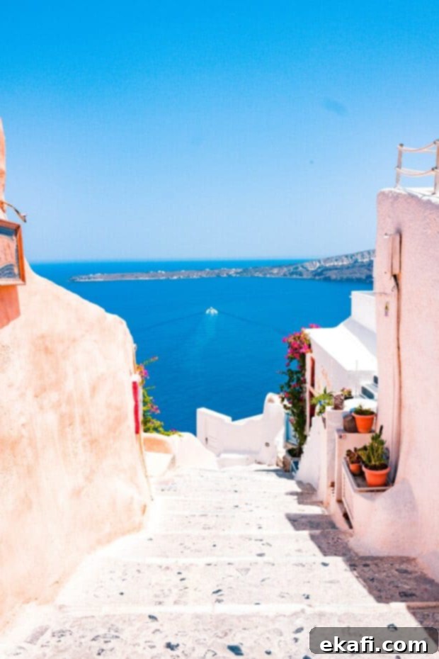 Γλυκύτερη Τετάρτη 4 Μια φωτογραφία της Σαντορίνης, Ελλάδα, με τον λαμπερό γαλάζιο ωκεανό στο παρασκήνιο.
