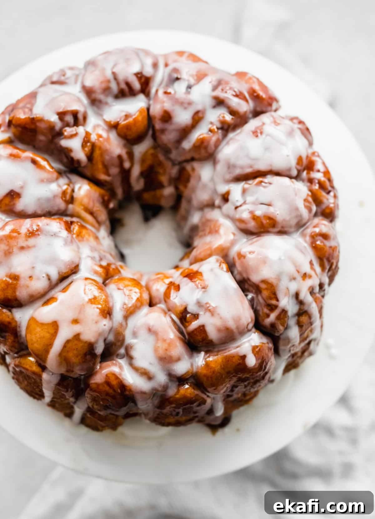 Μάνκι Μπρεντ 2 Ένα γλασσαρισμένο Monkey Bread σε λευκή βάση κέικ.