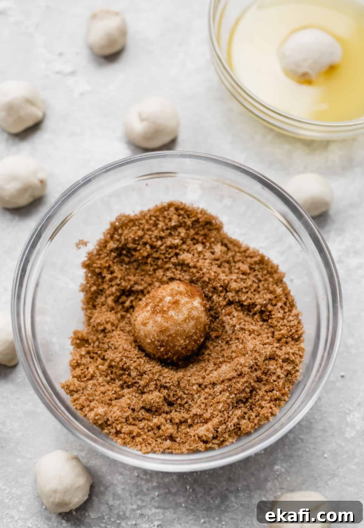 Μάνκι Μπρεντ 7 Μια μικρή μπάλα ζύμης Monkey Bread τυλιγμένη σε μπολ γεμάτο κανέλα-ζάχαρη.
