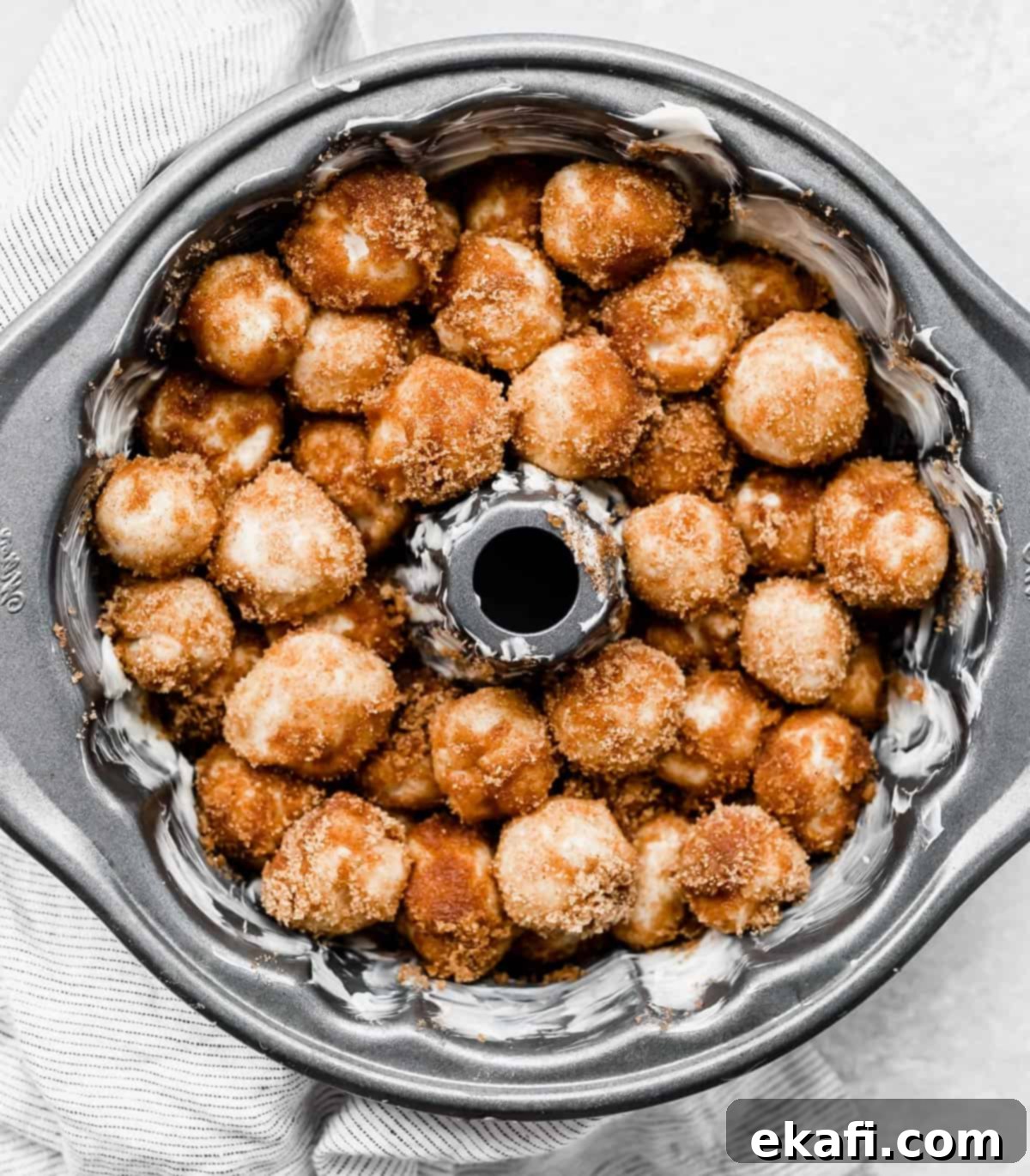 Μάνκι Μπρεντ 8 Μια φόρμα Bundt με μπαλάκια ζύμης επικαλυμμένα με κανέλα-ζάχαρη για την καλύτερη συνταγή Monkey Bread.