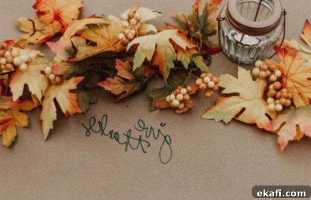 Φύλλα πάνω σε τραπέζι με τη φράση "give thanks" γραμμένη στο τραπεζομάντηλο.
