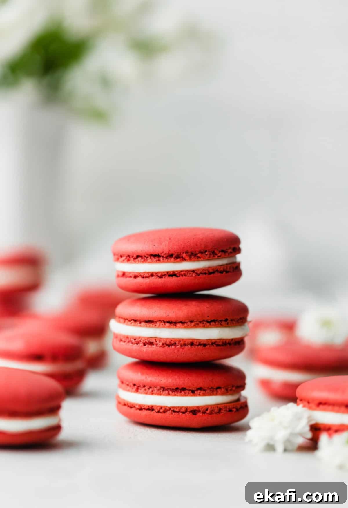 Μακαρόν Κόκκινο Βελούδο 10 Three Red Velvet Macarons stacked on top of each other, against a white background.