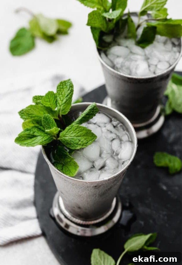 Παρθένο Τζούλεπ με Μέντα 2 Ένα παρθένο Mint Julep σε ασημένια κούπα με ένα κλαράκι μέντας.