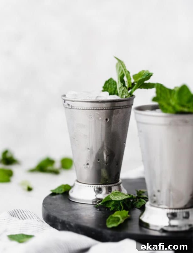 Παρθένο Τζούλεπ με Μέντα 3 Φωτογραφία ενός Mint Julep σε ασημένια κούπα.