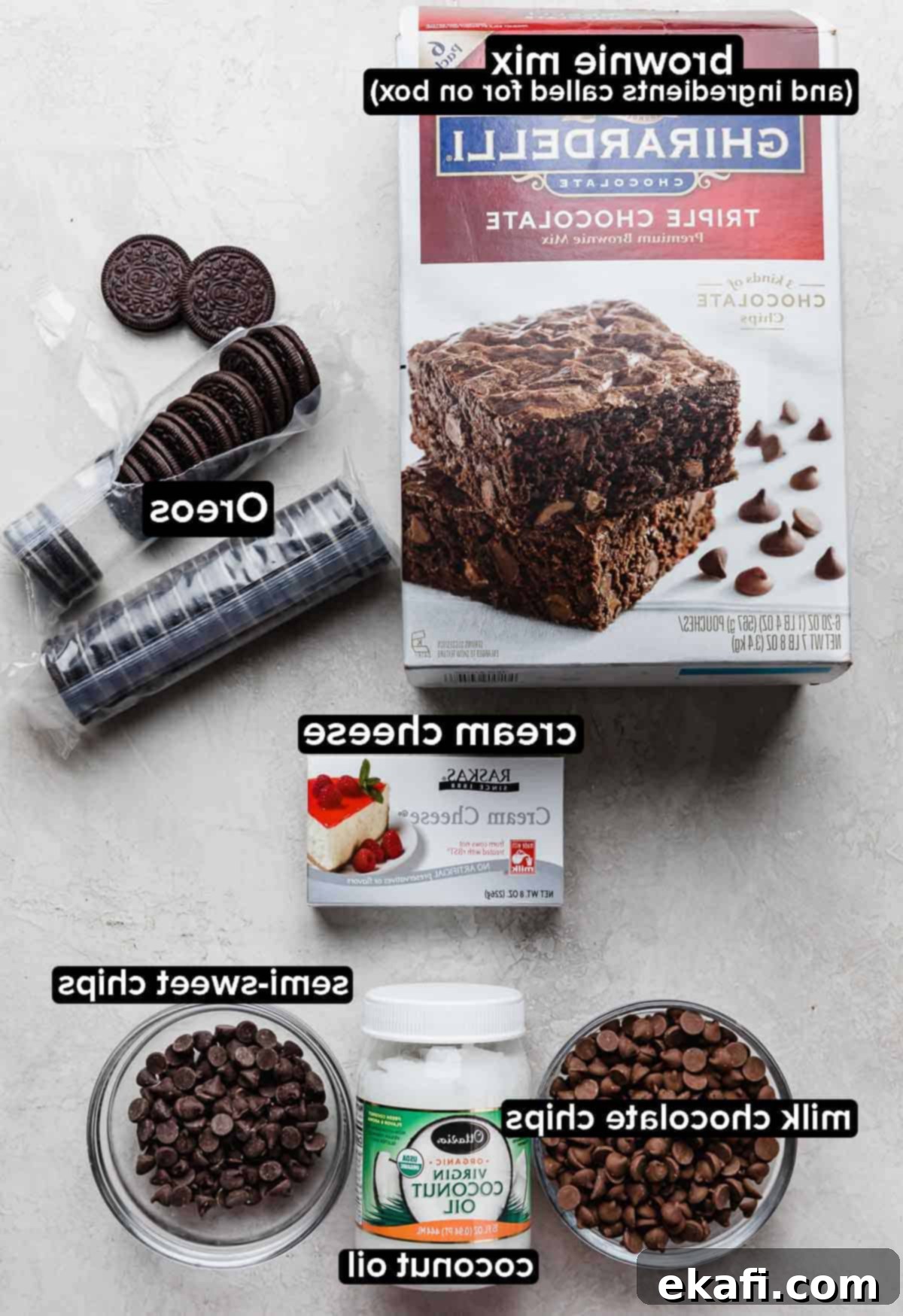 Όρεο Τρούφα Μπράουνις 3 Υλικά για Brownies Oreo Truffle σε ανοιχτό γκρι φόντο: μείγμα brownie, Oreos, τυρί κρέμα, σταγόνες σοκολάτας, λάδι καρύδας.