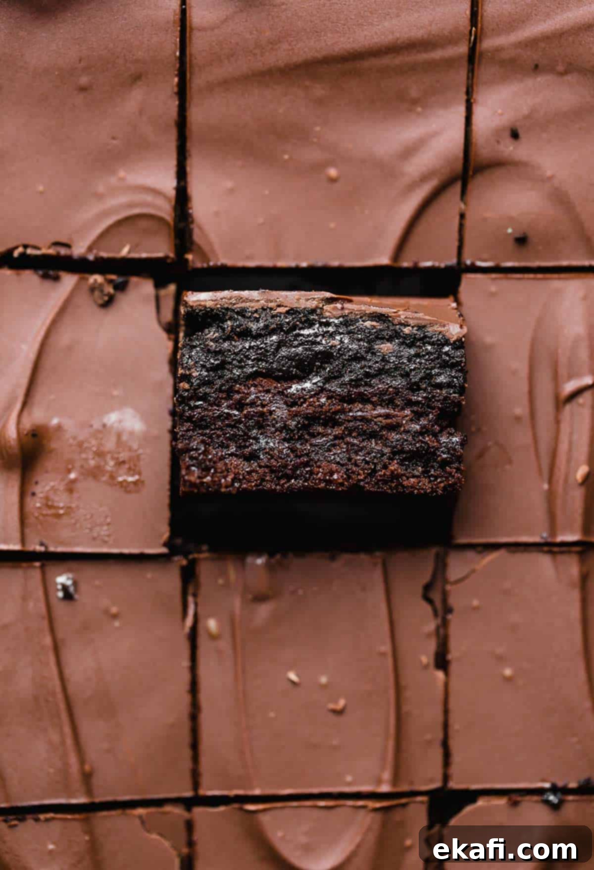 Όρεο Τρούφα Μπράουνις 5 Brownies Oreo Truffle κομμένα σε τετράγωνα, με επικάλυψη λιωμένης σοκολάτας.