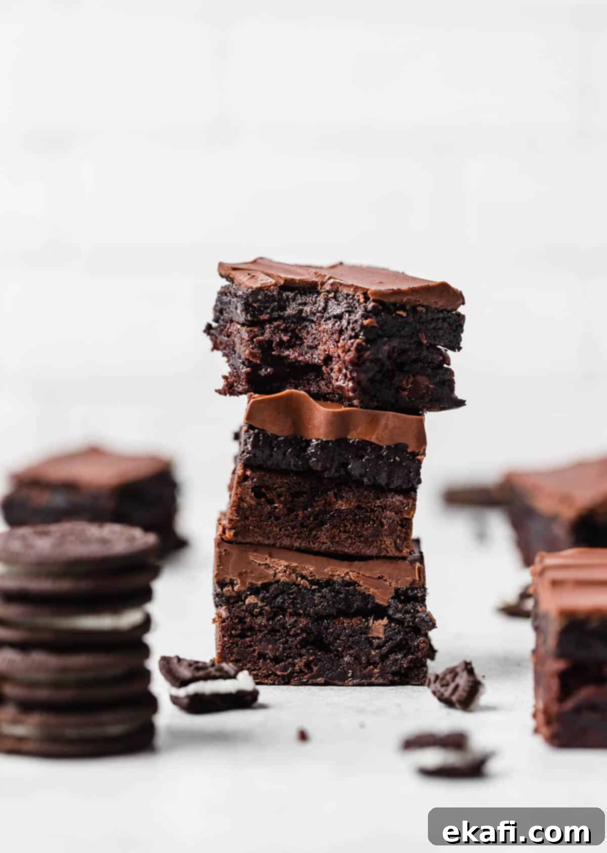 Όρεο Τρούφα Μπράουνις 6 Τρία Brownies Oreo Truffle τοποθετημένα το ένα πάνω στο άλλο σε λευκό φόντο.