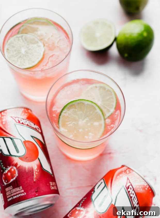 Ένα ποτήρι γρανίτα limeade περιτριγυρισμένο από λάιμ και Cherry 7-UP, προετοιμασία για το σερβίρισμα.