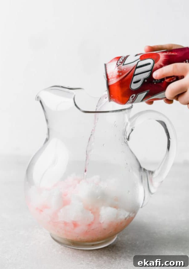 Cherry 7-UP χύνεται σε μια γυάλινη κανάτα με limeade slush.