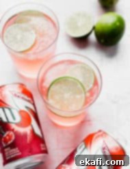 Λαιμάδα Σλας Παντς 9 Ένα ποτήρι γρανίτα limeade με λάιμ και Cherry 7-UP γύρω του.