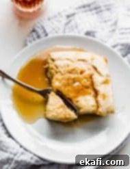 Υγιεινές Γερμανικές Τηγανίτες 9 Μια τετράγωνη φέτα γερμανικής τηγανίτας σε ένα λευκό πιάτο με σιρόπι.