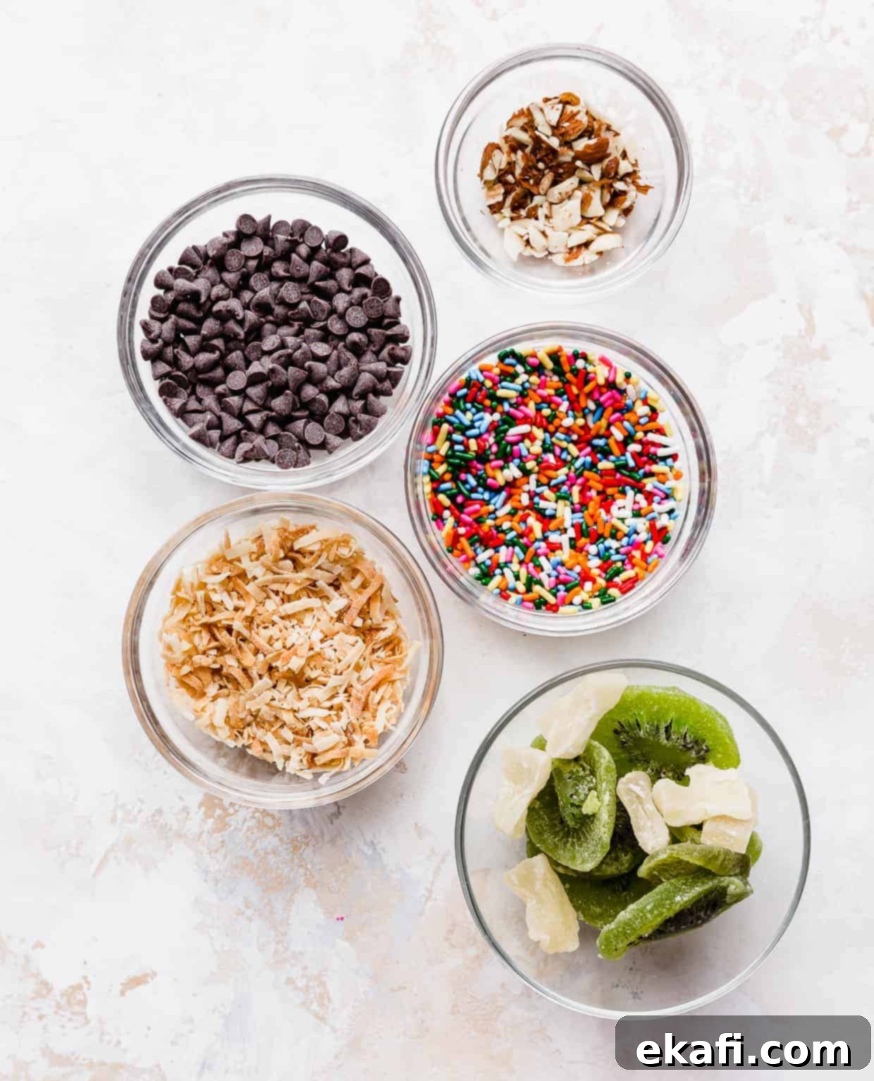 Ντόνατ Μήλα 3 Γυάλινα μπολ γεμάτα με toppings όπως τρούφα, ψημένη καρύδα, mini σταγόνες σοκολάτας, αποξηραμένα φρούτα και ξηρούς καρπούς.