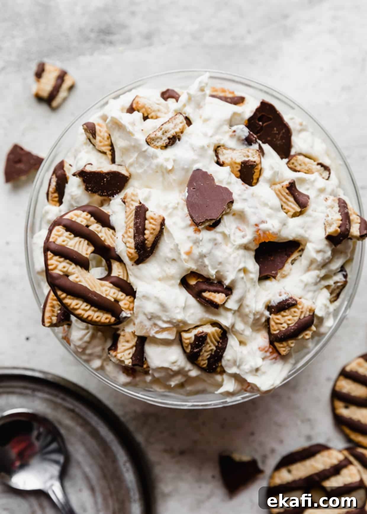 Σαλάτα Μπισκότων 10 Ένα μπολ Cookie Salad γαρνιρισμένο με θρυμματισμένα μπισκότα σοκολάτας.