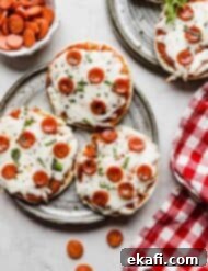 Πίτσες με Αγγλικά Μάφιν 11 Τρεις πίτσες English muffin με μίνι πεπερόνι σε ένα γκρι πιάτο.