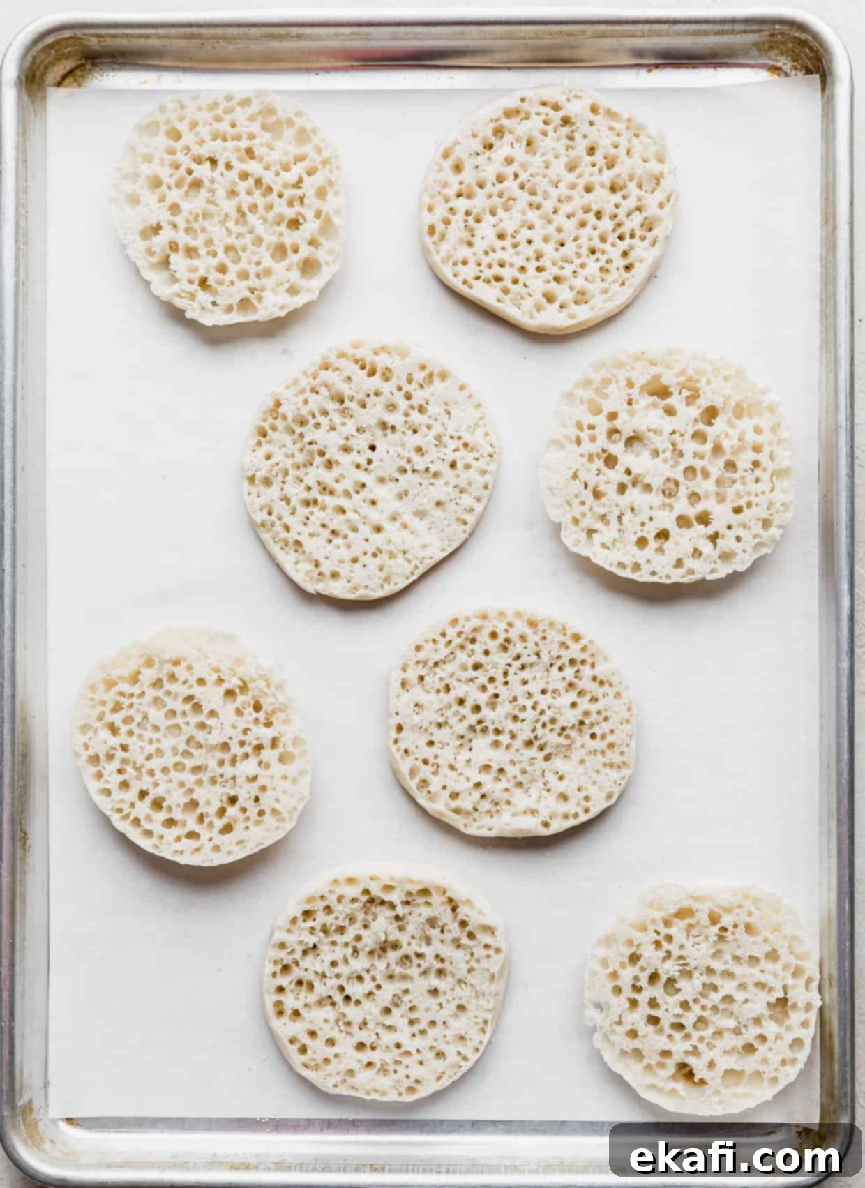 Πίτσες με Αγγλικά Μάφιν 4 8 μισά English muffin σε ένα ταψί στρωμένο με αντικολλητικό χαρτί.