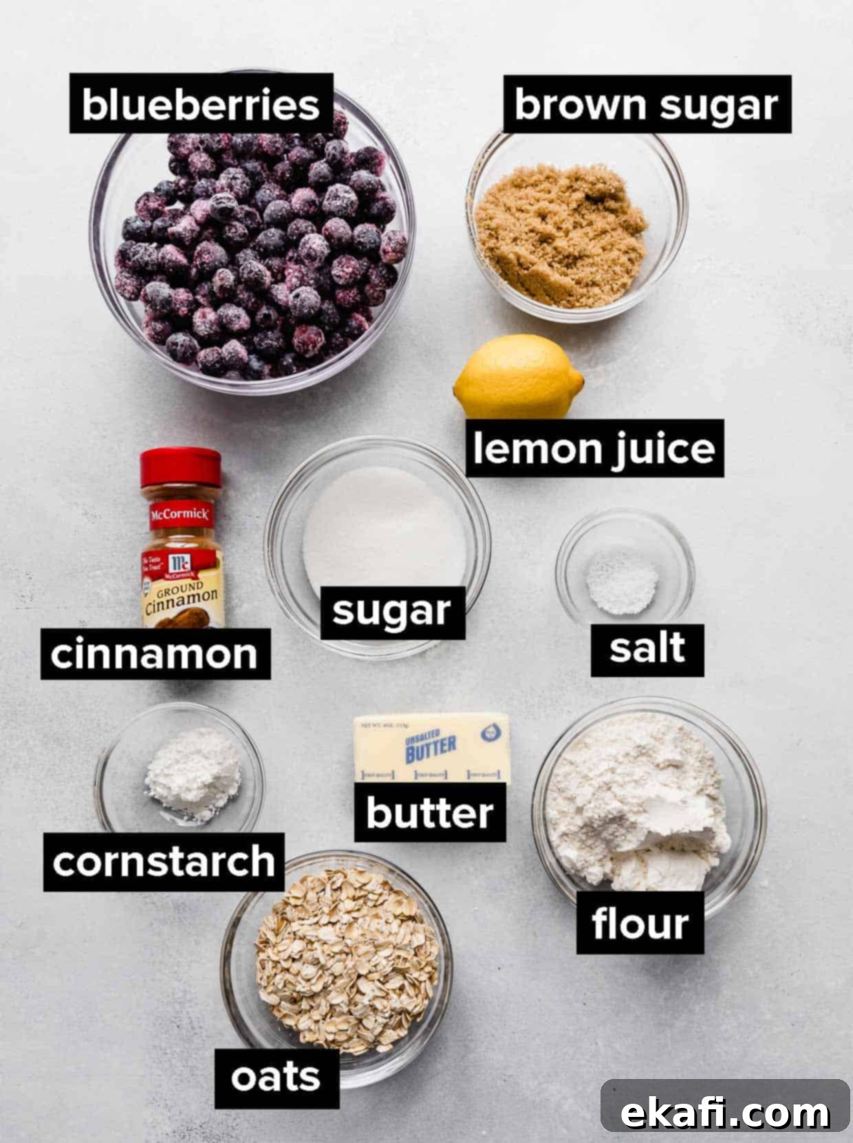 Τραγανό γλυκό μύρτιλο 3 Συστατικά για Blueberry Crisp σε ανοιχτόχρωμο φόντο.