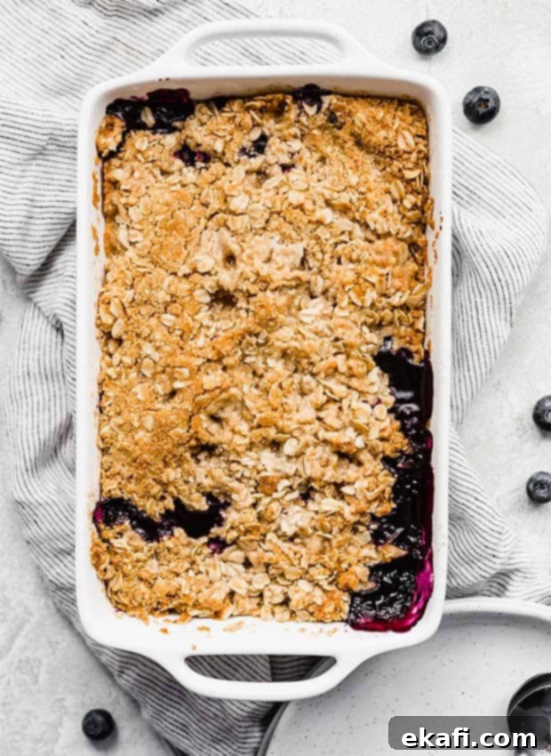 Τραγανό γλυκό μύρτιλο 8 Blueberry crisp με χρυσαφένια καφέ επικάλυψη.