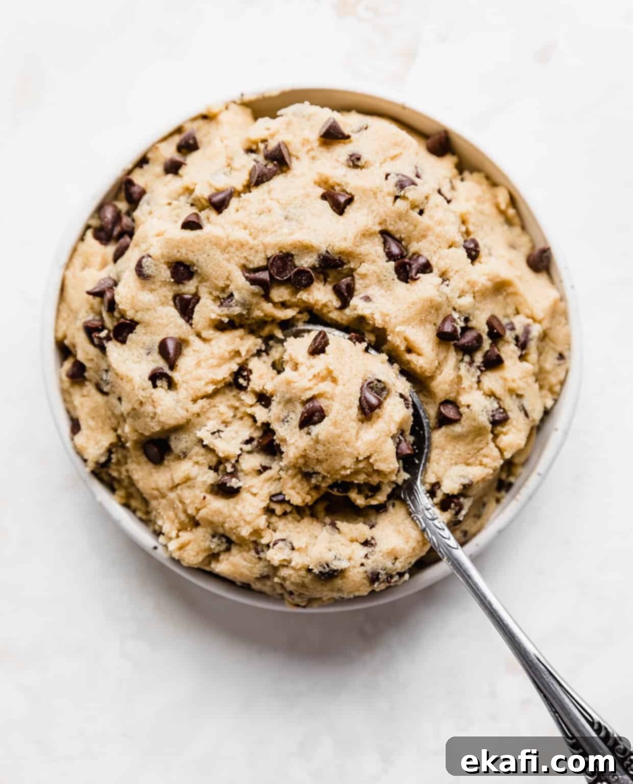 Μπισκότα Ζύμης Ben and Jerry's 3 Ένα πιάτο γεμάτο ζύμη μπισκότου με ένα κουτάλι να παίρνει μια μερίδα από τη ζύμη.