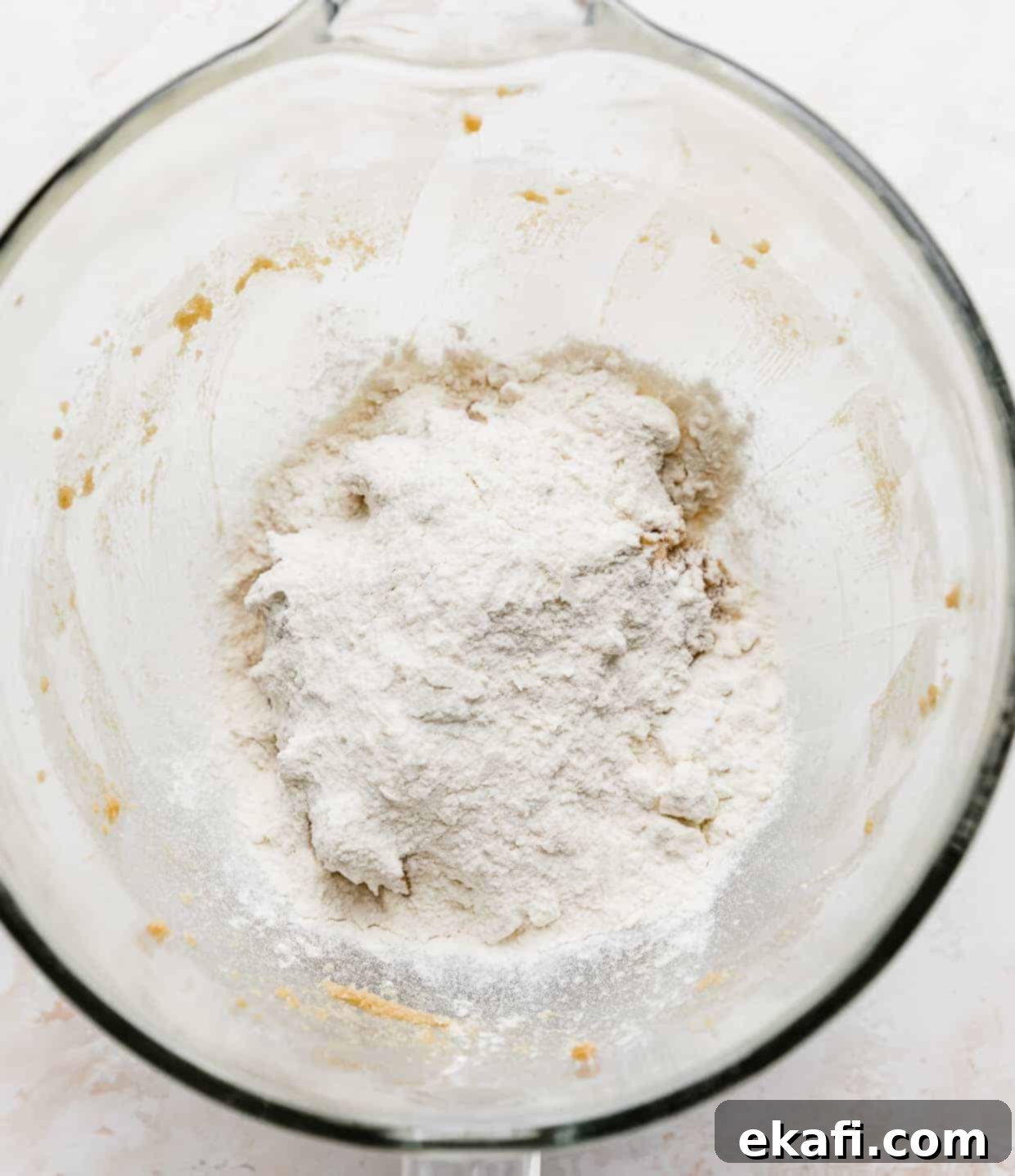 Μπισκότα Ζύμης Ben and Jerry's 7 Ένα γυάλινο μπολ με λευκό αλεύρι μέσα.