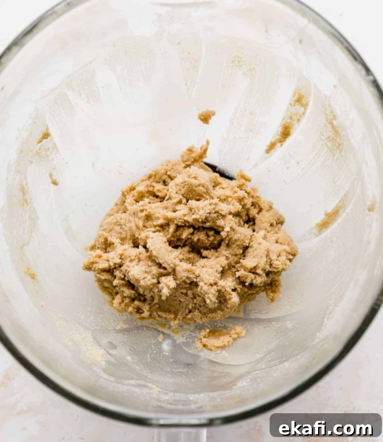 Μπισκότα Ζύμης Ben and Jerry's 8 Βρώσιμη ζύμη μπισκότου σε ένα γυάλινο μπολ, χωρίς τα κομματάκια σοκολάτας.