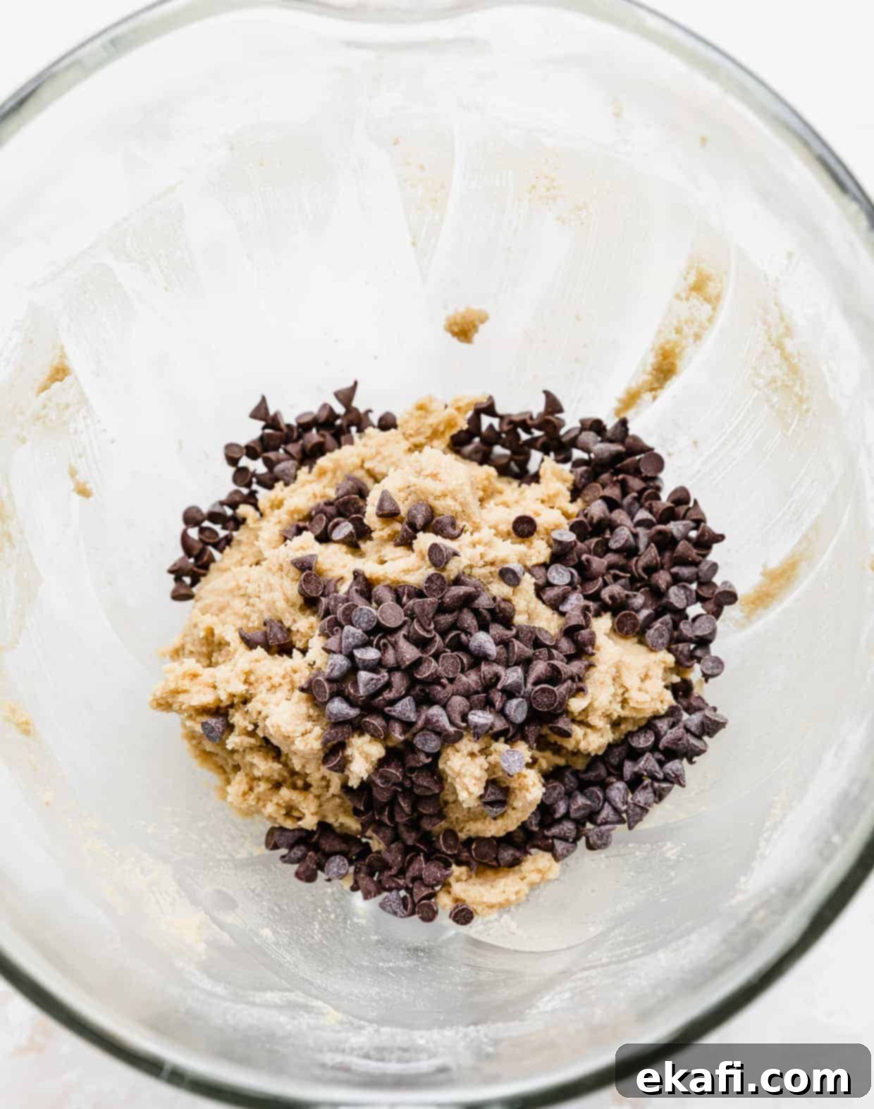 Μπισκότα Ζύμης Ben and Jerry's 9 Μίνι κομματάκια σοκολάτας προστιθέμενα σε ένα γυάλινο μπολ με βρώσιμη ζύμη μπισκότου μέσα.
