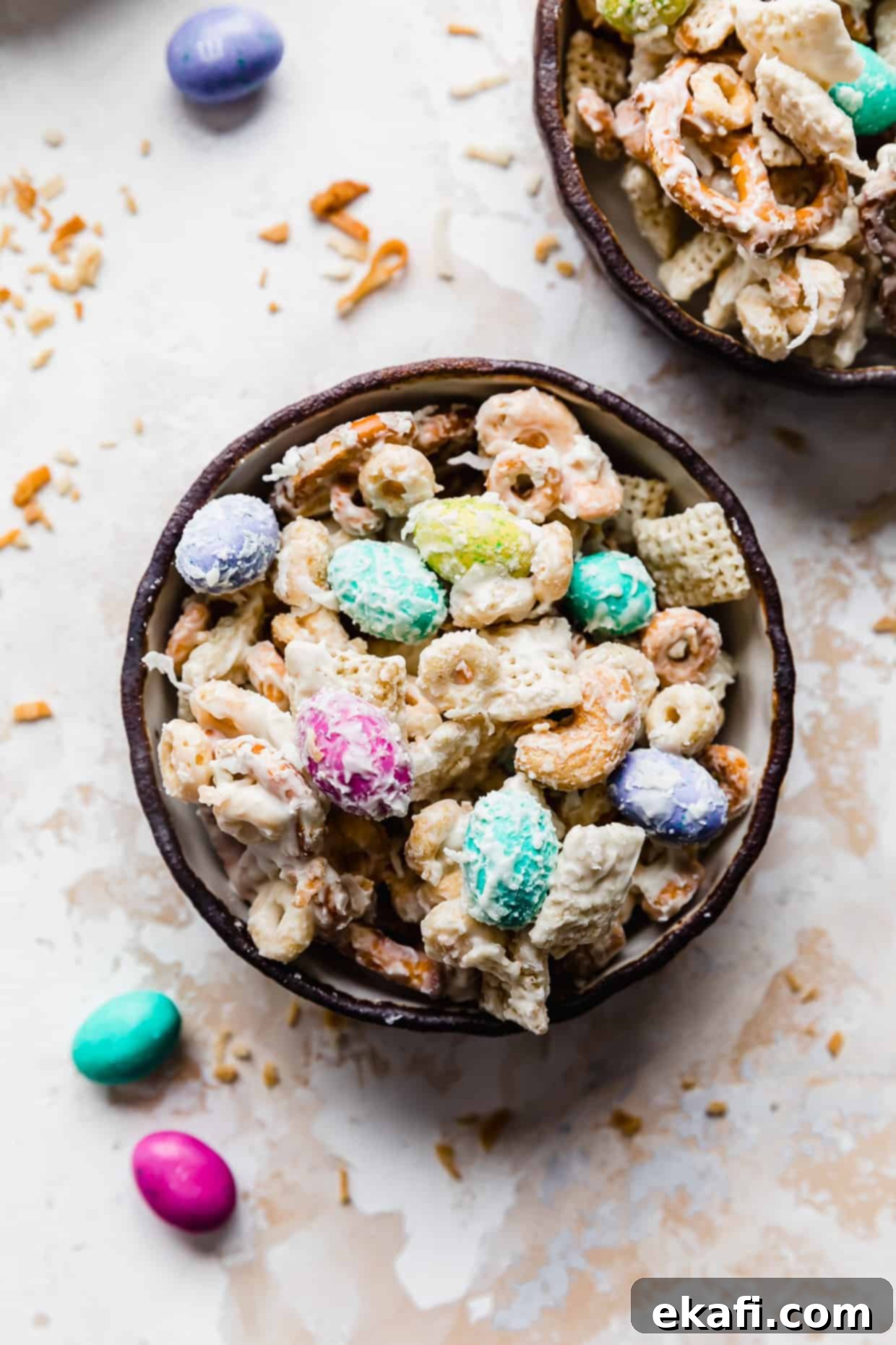 Κουνέλι-Δόλωμα 2 Ένα μαύρο μπολ με "bunny bait" trail mix σε λευκό φόντο.