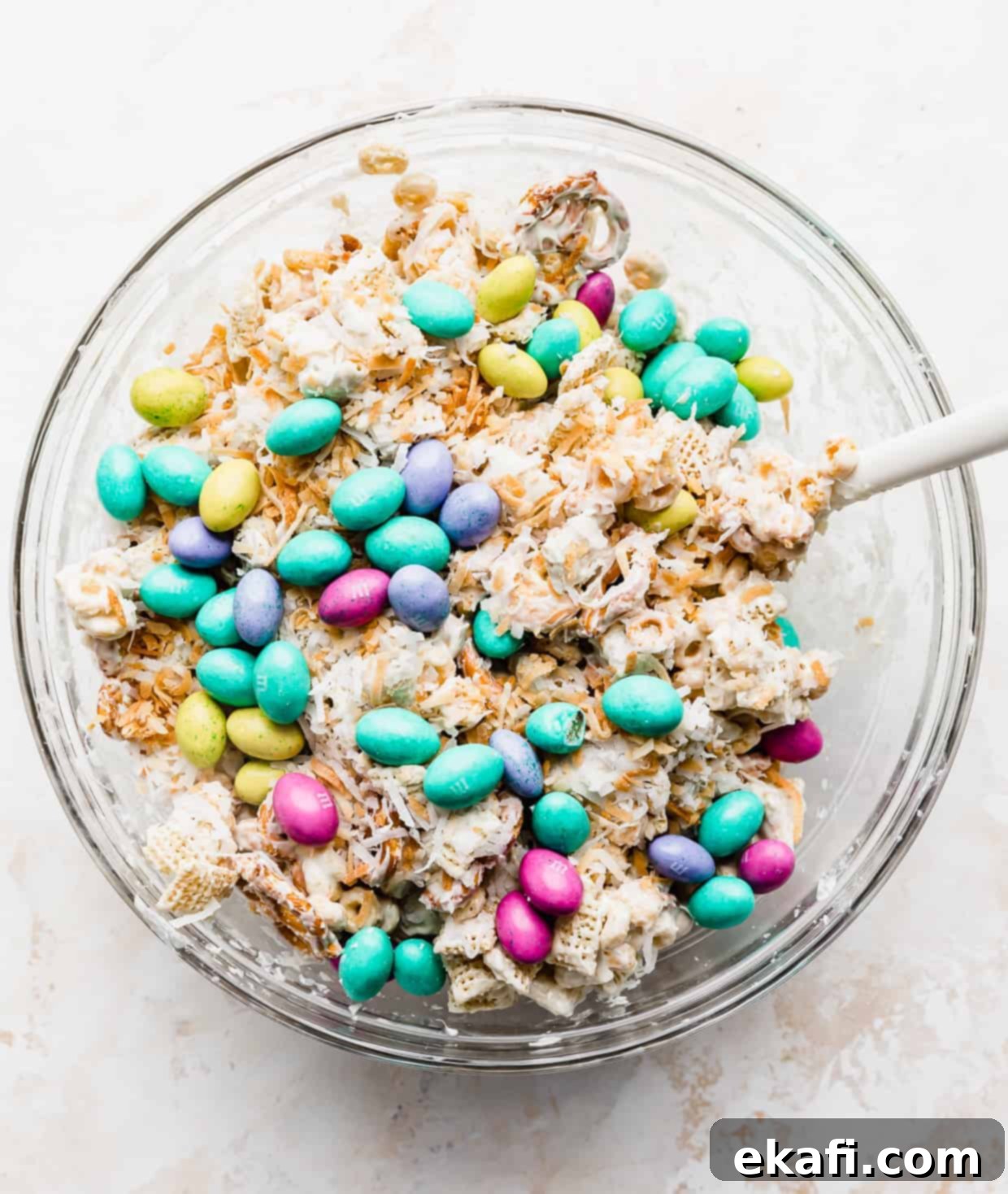 Κουνέλι-Δόλωμα 5 Πασχαλινά (παστέλ) M&M's ανακατεύονται σε ένα μείγμα δημητριακών σε ένα γυάλινο μπολ.