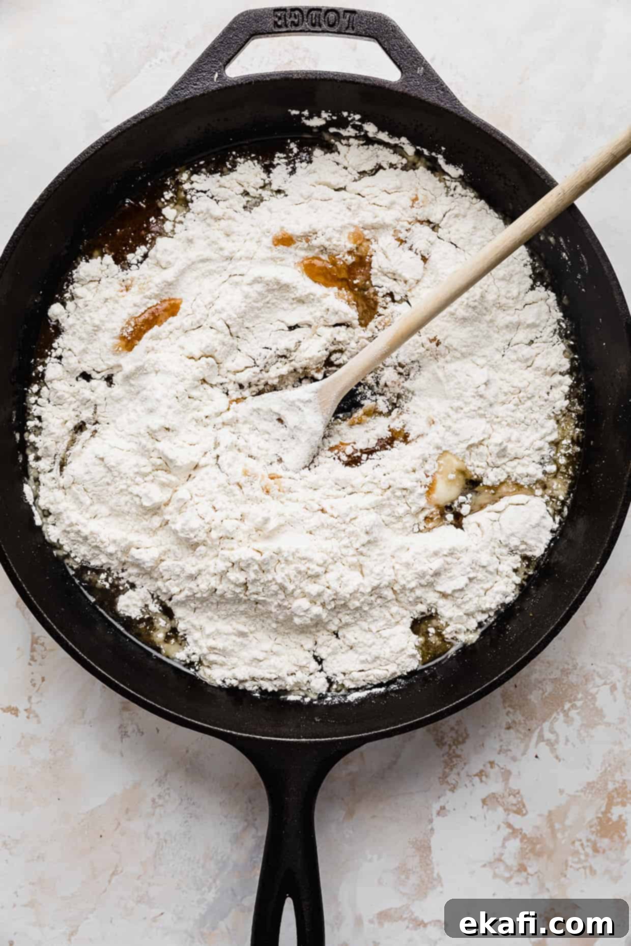 Μπισκοτοπίτσα 7 Ανακάτεμα των υλικών του pizookie σε ένα μαντεμένιο τηγάνι.
