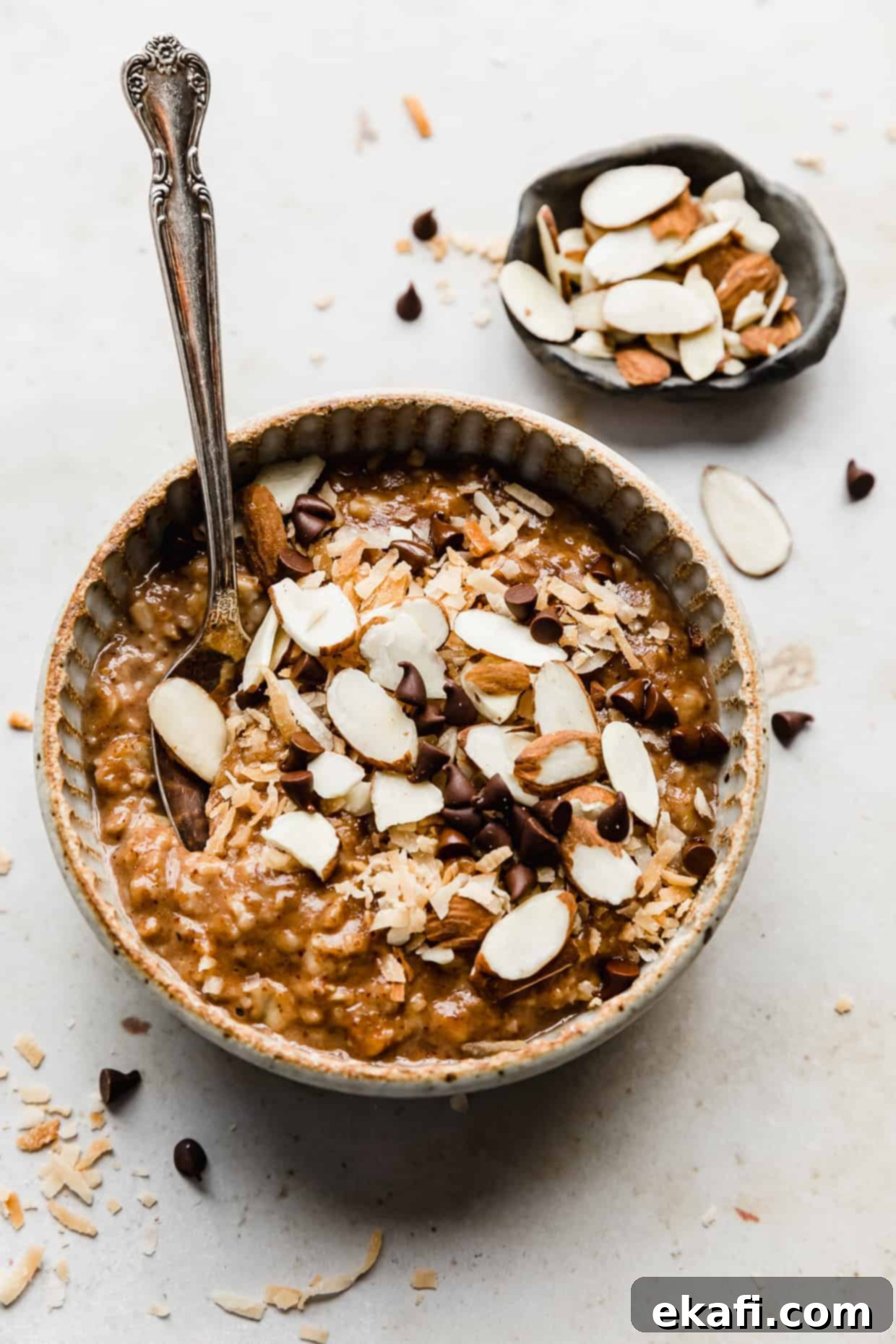 Αμυγδαλόχαρη Βρώμη 2 Ένα μπολ με βρώμη Almond Joy γαρνιρισμένο με καρύδα, αμύγδαλα και κομματάκια σοκολάτας.