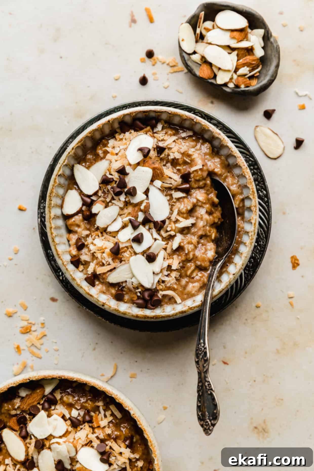 Αμυγδαλόχαρη Βρώμη 8 Ένα μπολ γεμάτο Βρώμη Almond Joy γαρνιρισμένο με κομμένα αμύγδαλα, ψημένη καρύδα και κομματάκια σοκολάτας.