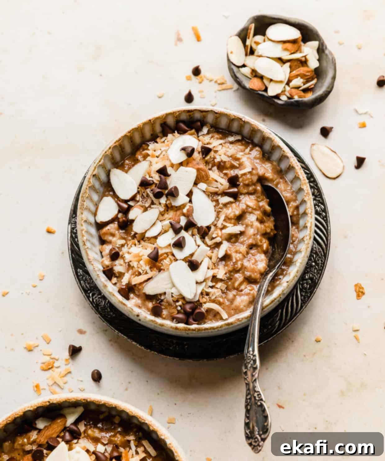Αμυγδαλόχαρη Βρώμη 9 Ένα μπολ με βρώμη almond joy γαρνιρισμένο με κομμένα αμύγδαλα και κομματάκια σοκολάτας.