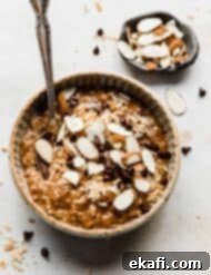 Αμυγδαλόχαρη Βρώμη 10 Ένα μπολ με βρώμη Almond Joy γαρνιρισμένο με καρύδα, αμύγδαλα και κομματάκια σοκολάτας.